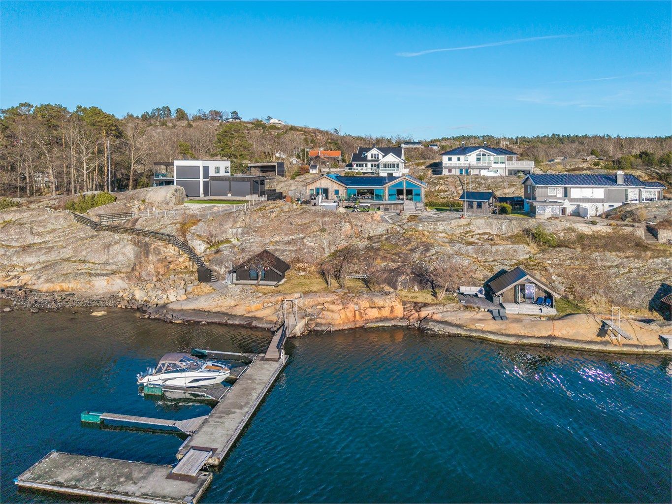 For de som setter pris på kultur og fritid, er det kort vei til både Tjøme og Nøtterøy sentrum, hvor du finner kafeer, restauranter og butikker samt kort ferjetur til vakre Veierland der man finner to hyggelige spisesteder og turmuligheter på den bilfrie 