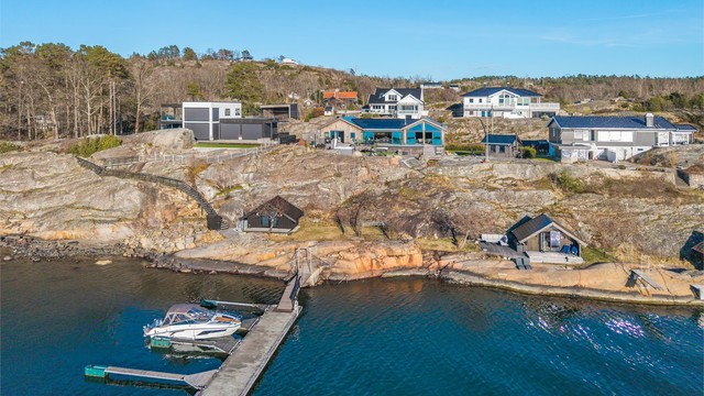 For de som setter pris på kultur og fritid, er det kort vei til både Tjøme og Nøtterøy sentrum, hvor du finner kafeer, restauranter og butikker samt kort ferjetur til vakre Veierland der man finner to hyggelige spisesteder og turmuligheter på den bilfrie