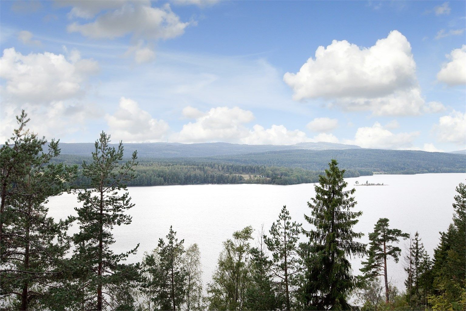 Boligen ligger innenfor gangavstand til Oset der det er tilgang til flotte turstier og skiløyper innover Nordmarka