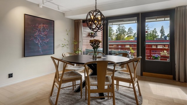 Leiligheten disponerer 1 garasjeplass (nr. 33) i felles garasjeanlegg. Det er installert lader til el-bil