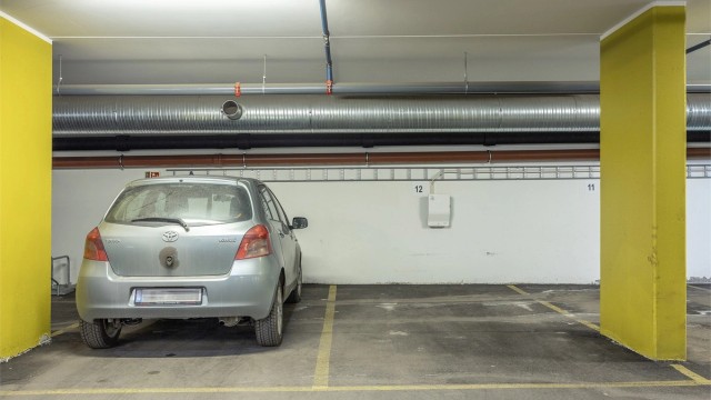 Leiligheten har enerett til bruk av garasjeplass nr. 12 med elbil-lader i garasjeanlegg under bygget og kan kjøpes til kr 350.000,-