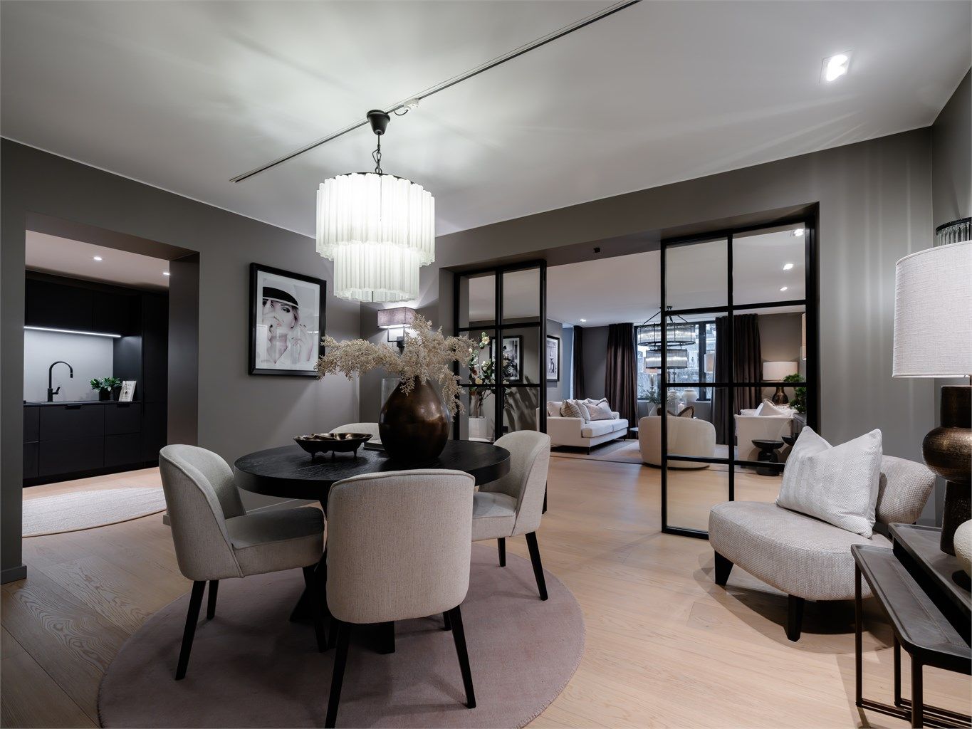 Totaloppusset leilighet fra 2021 med gjennomgående høy standard og nøye utvalgte materialer. Boligen har kun vært benyttet som showroom og fremstår som tilnærmet ny. Foto: Chris Borowiak