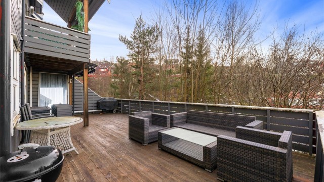 Med utgang fra nederste etasje finner dere en stor terrasseplatting med gode møbleringsmuligheter