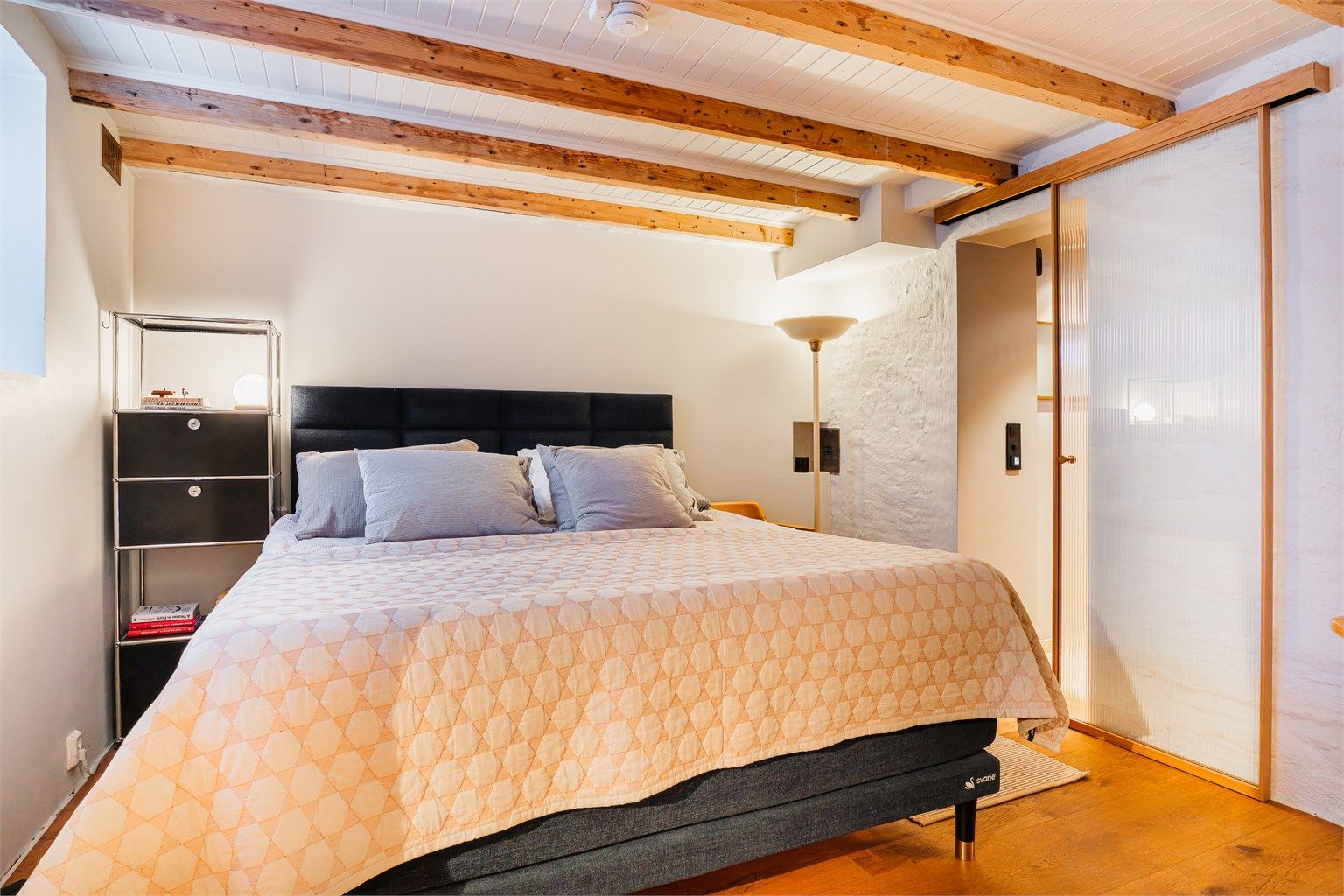 Synlige trebjelker i taket er beholdt for å gi en lun romfølelse.