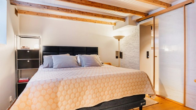 Synlige trebjelker i taket er beholdt for å gi en lun romfølelse.