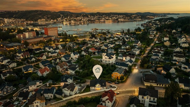 Velkommen til Bakkegata 21 - en stor og innholdsrik bolig i meget sentrale og attraktive omgivelser. Nå har du muligheten til å bosette deg i et av Sandefjords mest etablerte og sjarmerende villaområder. - Foto: Fotograf Magik