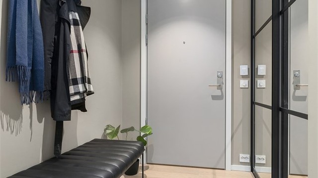 Leiligheten har en romslig entré på 5 kvm som gir et godt førsteinntrykk av leiligheten. Godt med oppbevaringsmuligheter for yttertøy og sko i skyvedørsgarderoben. Det er og lagt vannbåren gulvvarme i gulv