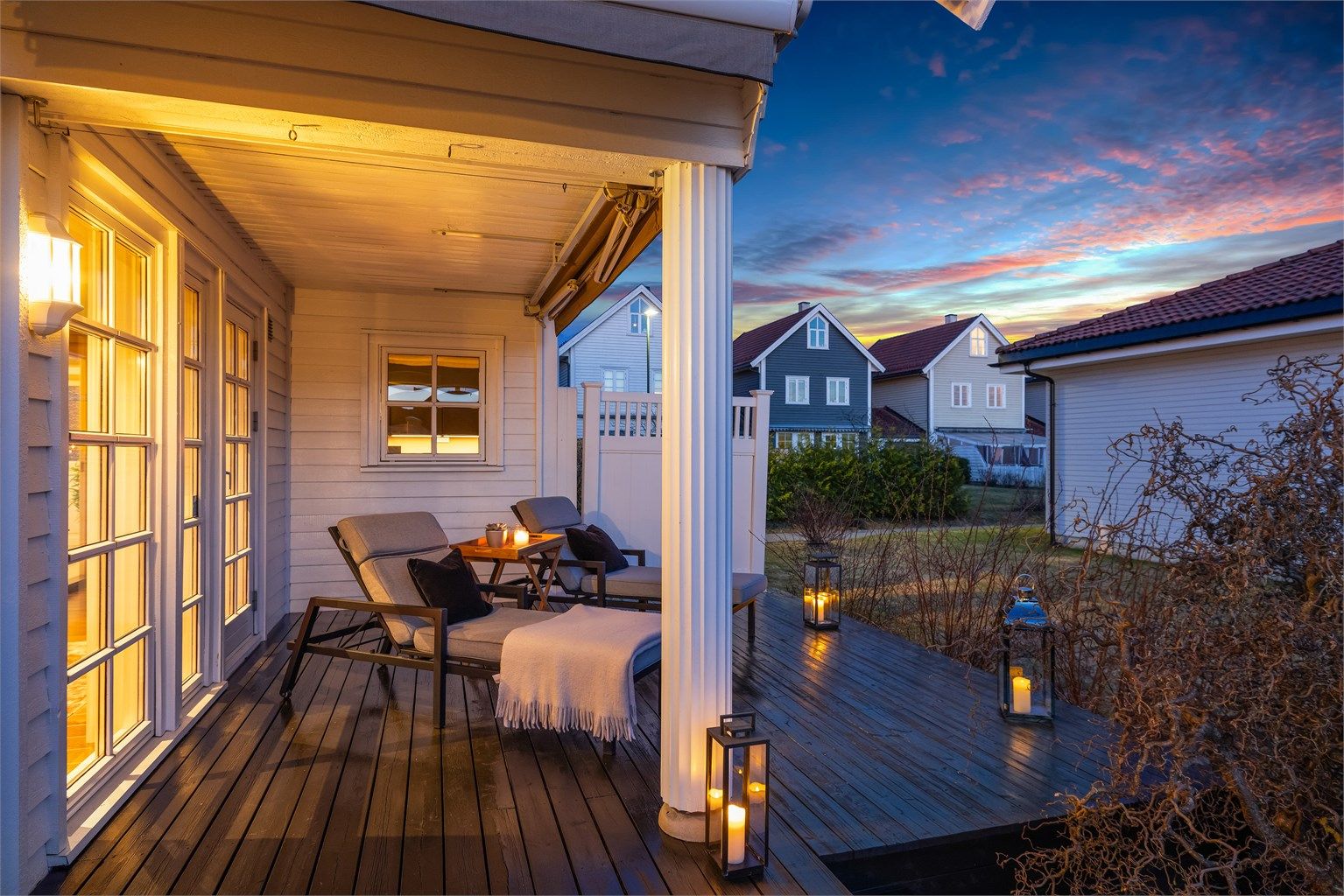 Den overbygde delen av terrassen gir en lun og skjermet uteplass.