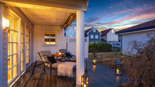 Den overbygde delen av terrassen gir en lun og skjermet uteplass.