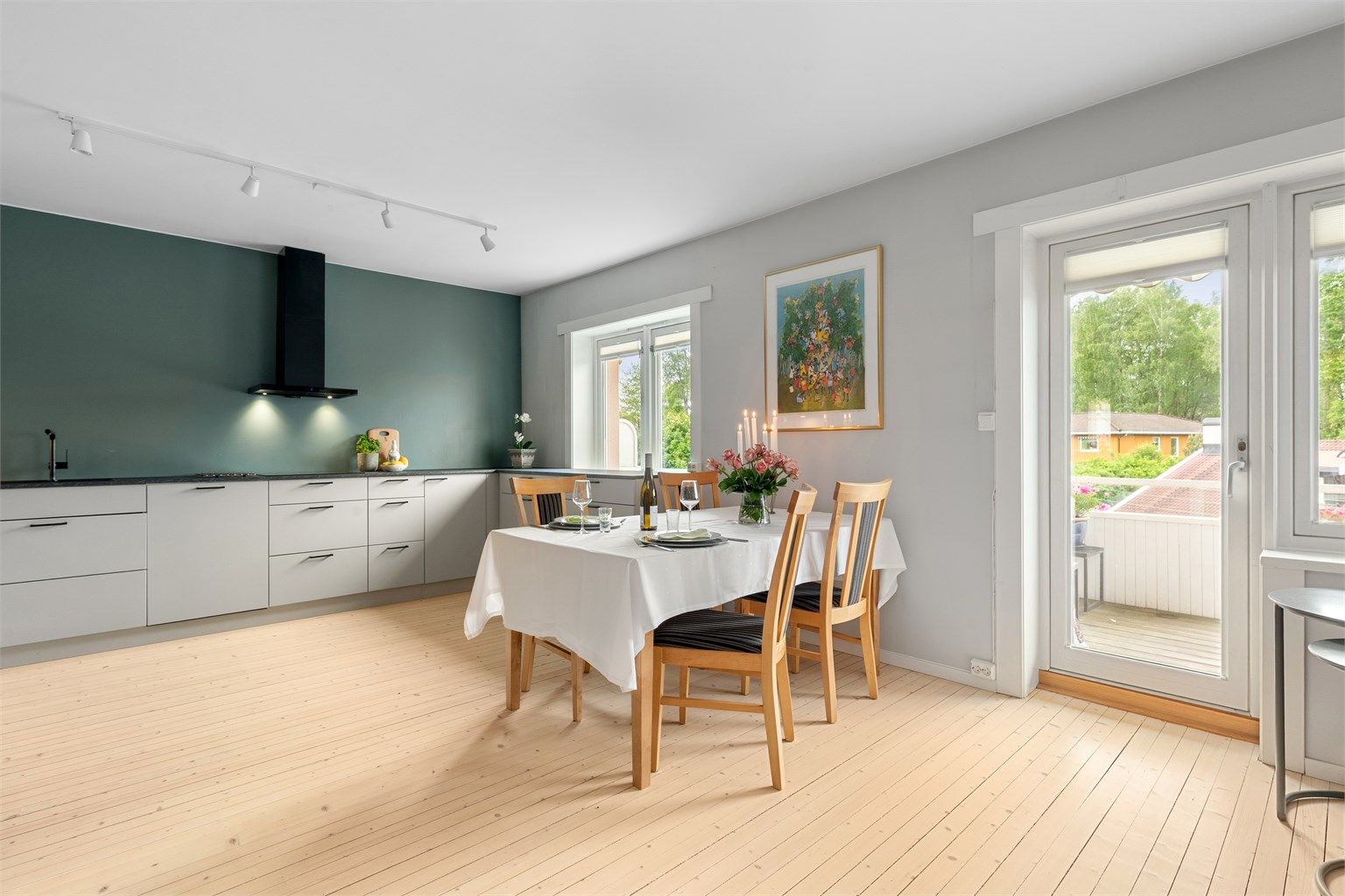 Kjøkkenet har god plass til et stort spisebord. Dette fungerer også som et naturlig skille mellom stuen og kjøkkenet.