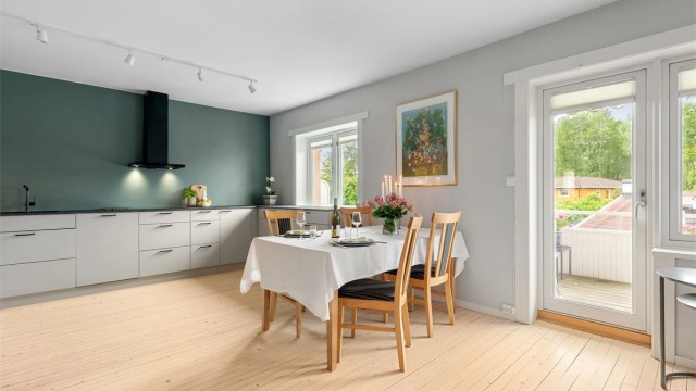 Kjøkkenet har god plass til et stort spisebord. Dette fungerer også som et naturlig skille mellom stuen og kjøkkenet.