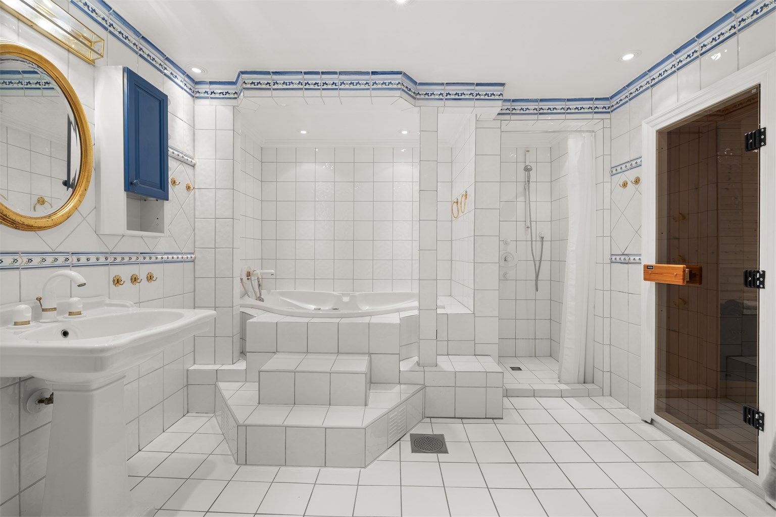 Bad med gulvvarme, boblebad og separat dusj. Badstue i tilknytning til badet