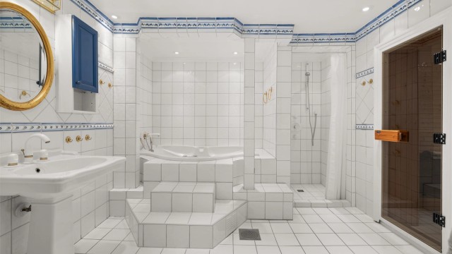 Bad med gulvvarme, boblebad og separat dusj. Badstue i tilknytning til badet