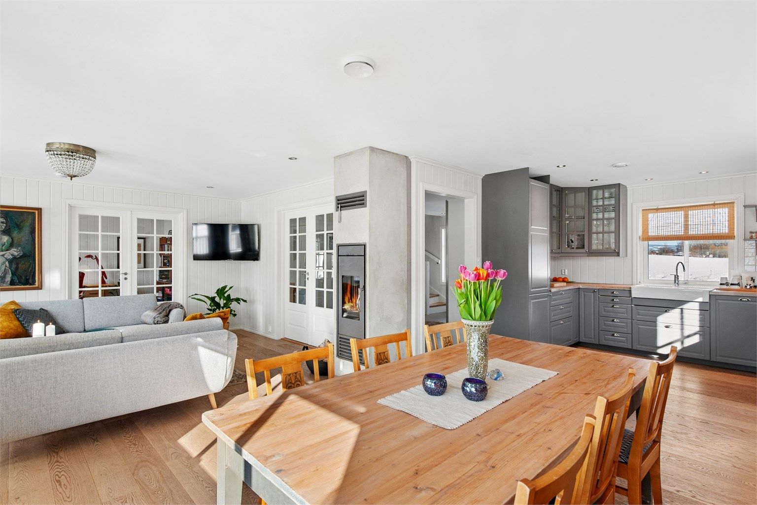 Gjennomgående moderne og pen standard og rikelig med naturlig lys.  