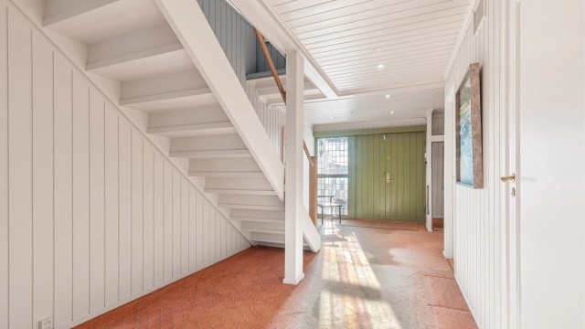Hall med adkomst til soverom, hobbyrom, vaskerom, wc og bod