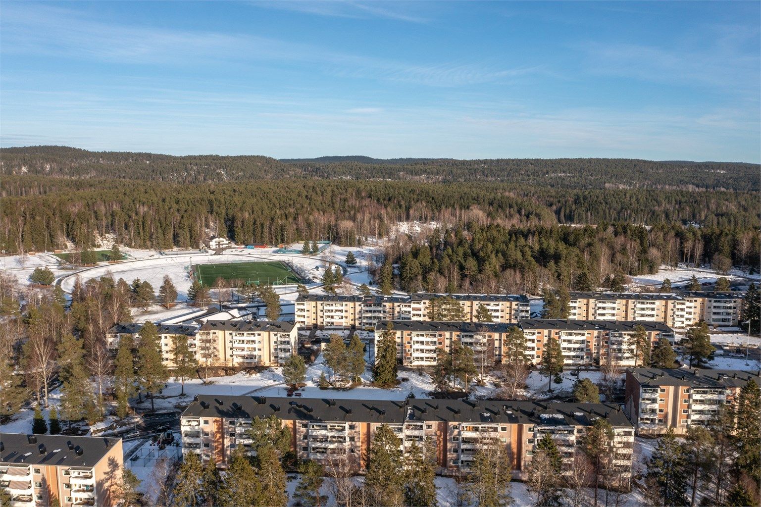 I nærheten finnes flere idrettsanlegg og ballplasser. EVO treningssenter ligger på Bøler Senter.
