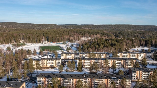 I nærheten finnes flere idrettsanlegg og ballplasser. EVO treningssenter ligger på Bøler Senter.