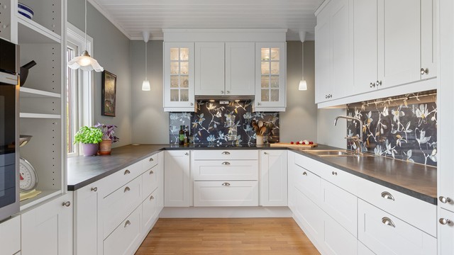 Innbydende og meget praktisk kjøkken med Sigdal innredning fra 2020. Innredning med profilerte fronter og benkeplate med laminert overflate med nedfelt kjøkkenvask.