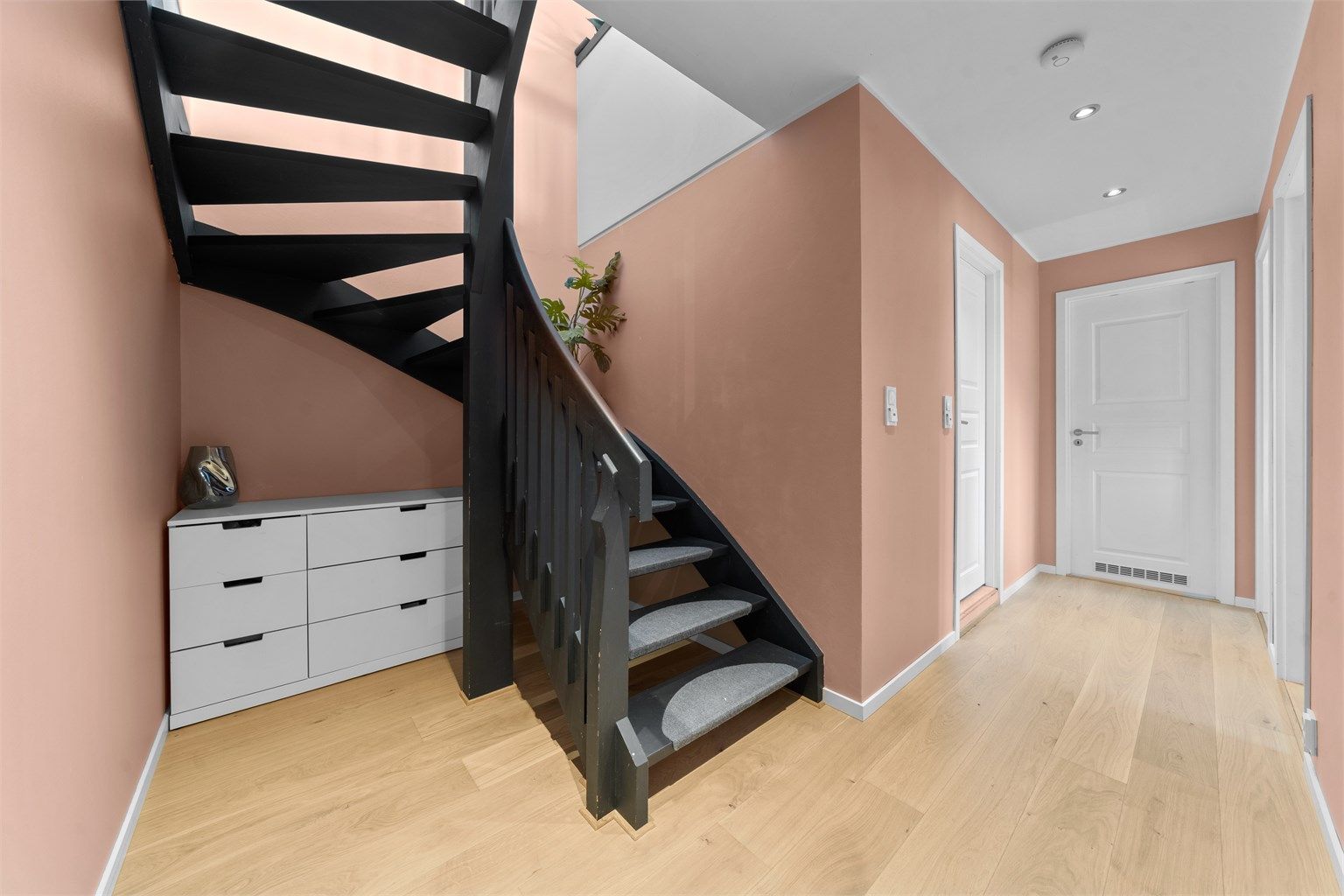 Ned trappen i stuen kommer man til underetasjen med boligens soverom og to bad 