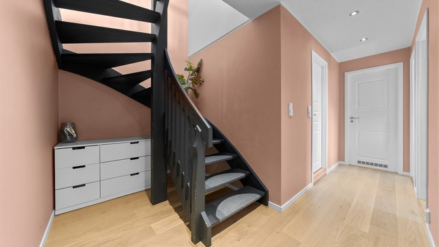 Ned trappen i stuen kommer man til underetasjen med boligens soverom og to bad