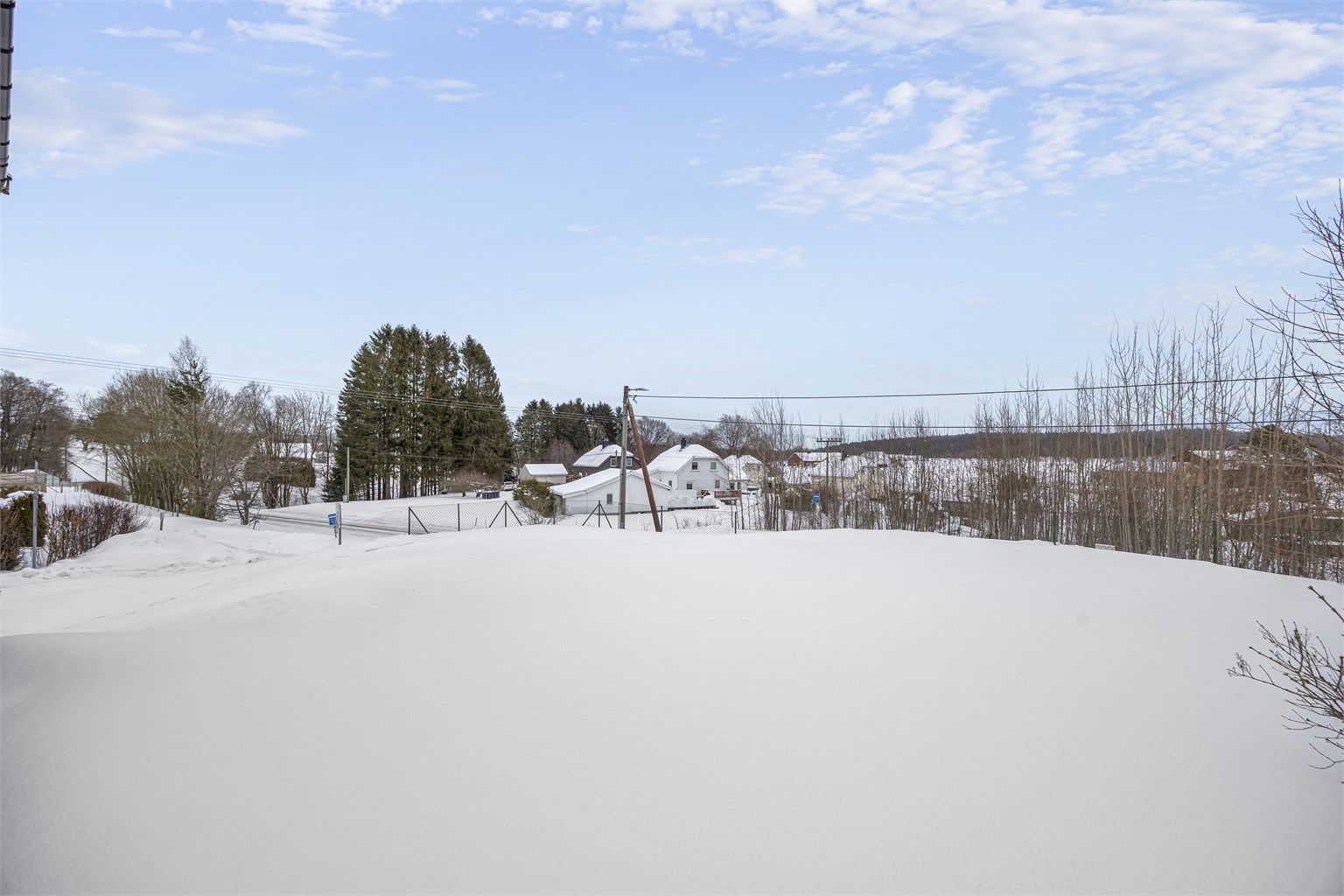 Nærområdet byr på fine turstier og kort vei til bade- og fiskemuligheter i Nidelva.