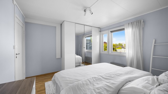 Her har du god plass til stor dobbeltseng og tillhørende møblement.