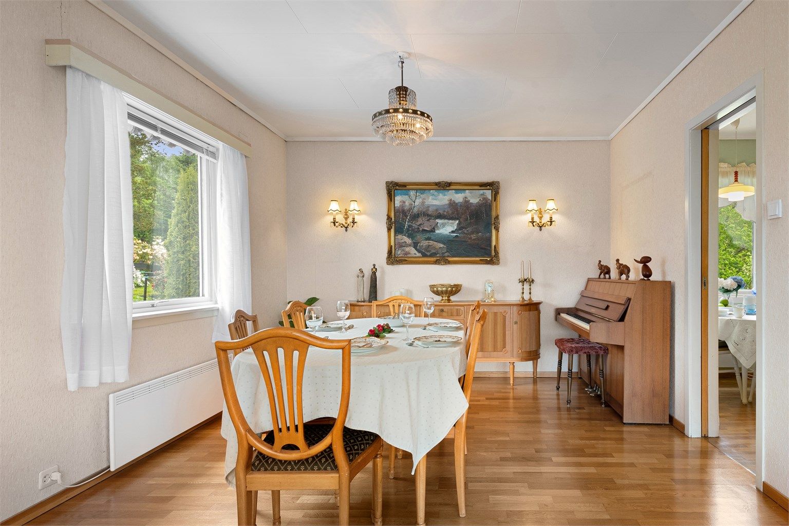 Spisestuedelen har god plass for større selskap og er praktisk plassert i nærheten av kjøkkenet.