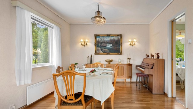 Spisestuedelen har god plass for større selskap og er praktisk plassert i nærheten av kjøkkenet.