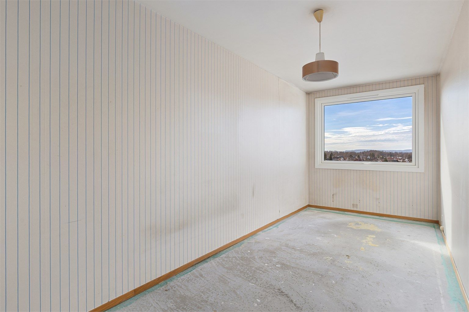 Det andre soverommet er noe mindre, men passer ypperlig som barnerom, gjesterom eller kontor. Her er det nytt vindu fra 2021