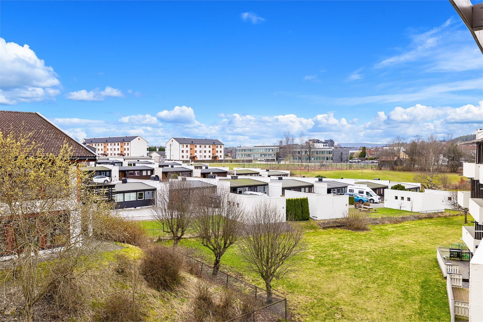 Fra leiligheten er det kun 9 minutters gange til Sagdalen stasjon med linje L1