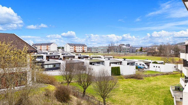 Fra leiligheten er det kun 9 minutters gange til Sagdalen stasjon med linje L1