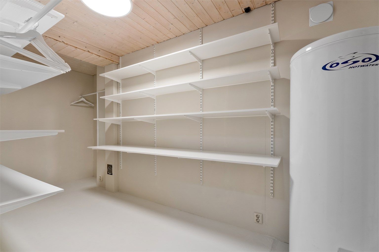 I underetasjen finner du en meget romslig bod som er enhver boligeiers drøm med fastmonterte hyller og garderobestenger. 