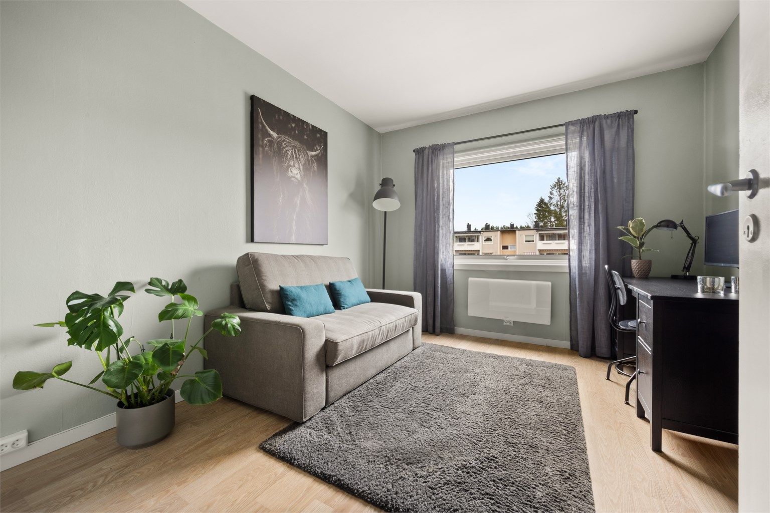 Det andre soverommet egner seg godt som barnerom, gjesterom eller kontor, alt etter behov.