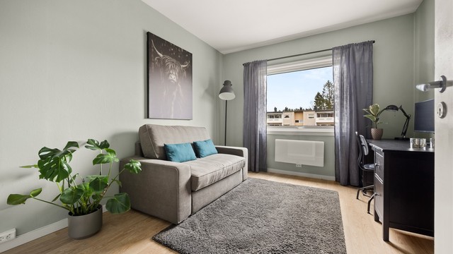 Det andre soverommet egner seg godt som barnerom, gjesterom eller kontor, alt etter behov.