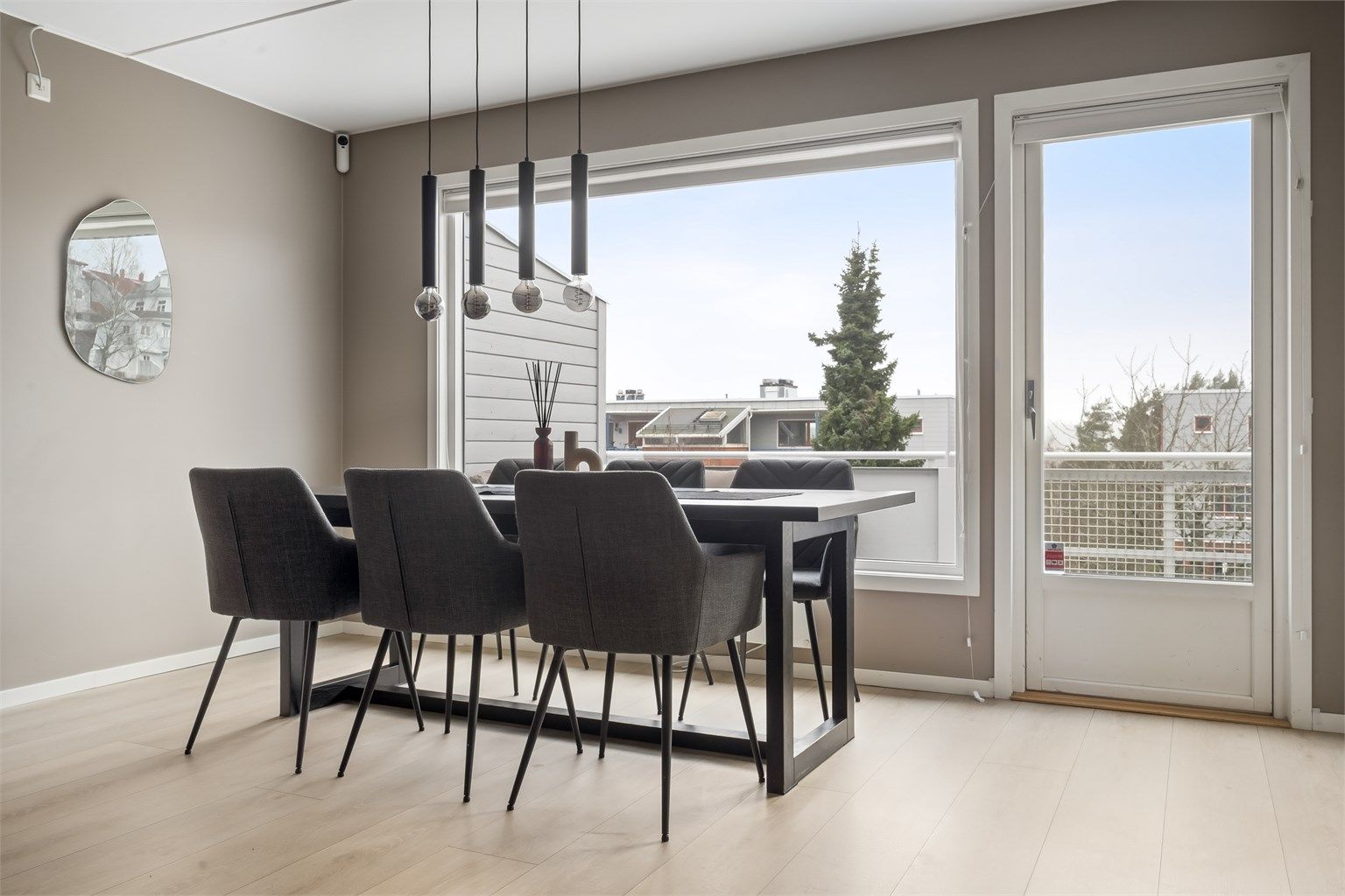Spiseplassen er naturlig plassert ved vinduet, med direkte utgang til balkongen.