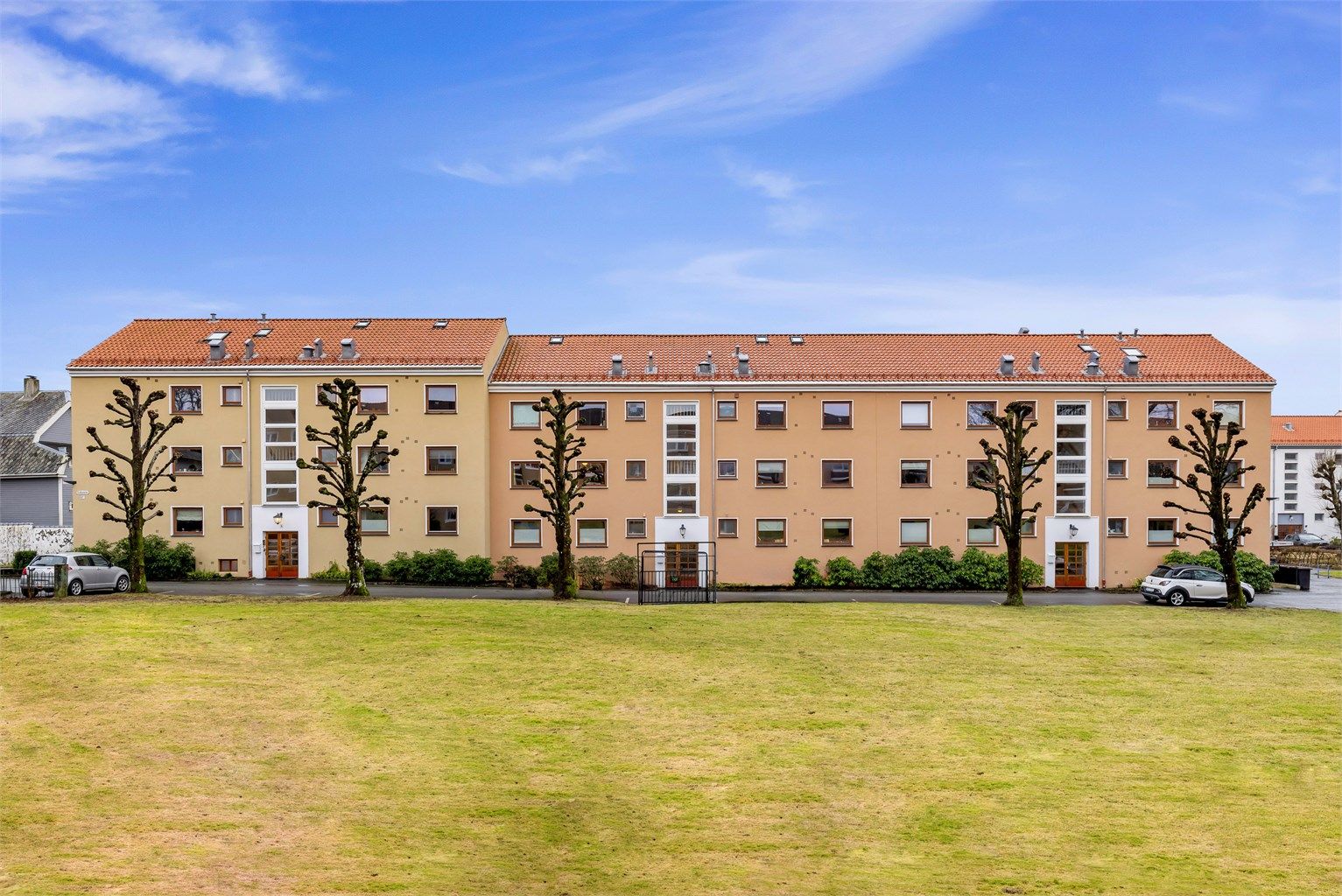 Fra eiendommen er det kort vei til sentrumskjernen i Stavanger, hvor man finner et bredt utvalg av butikker, restauranter, kafeer og kulturtilbud. 