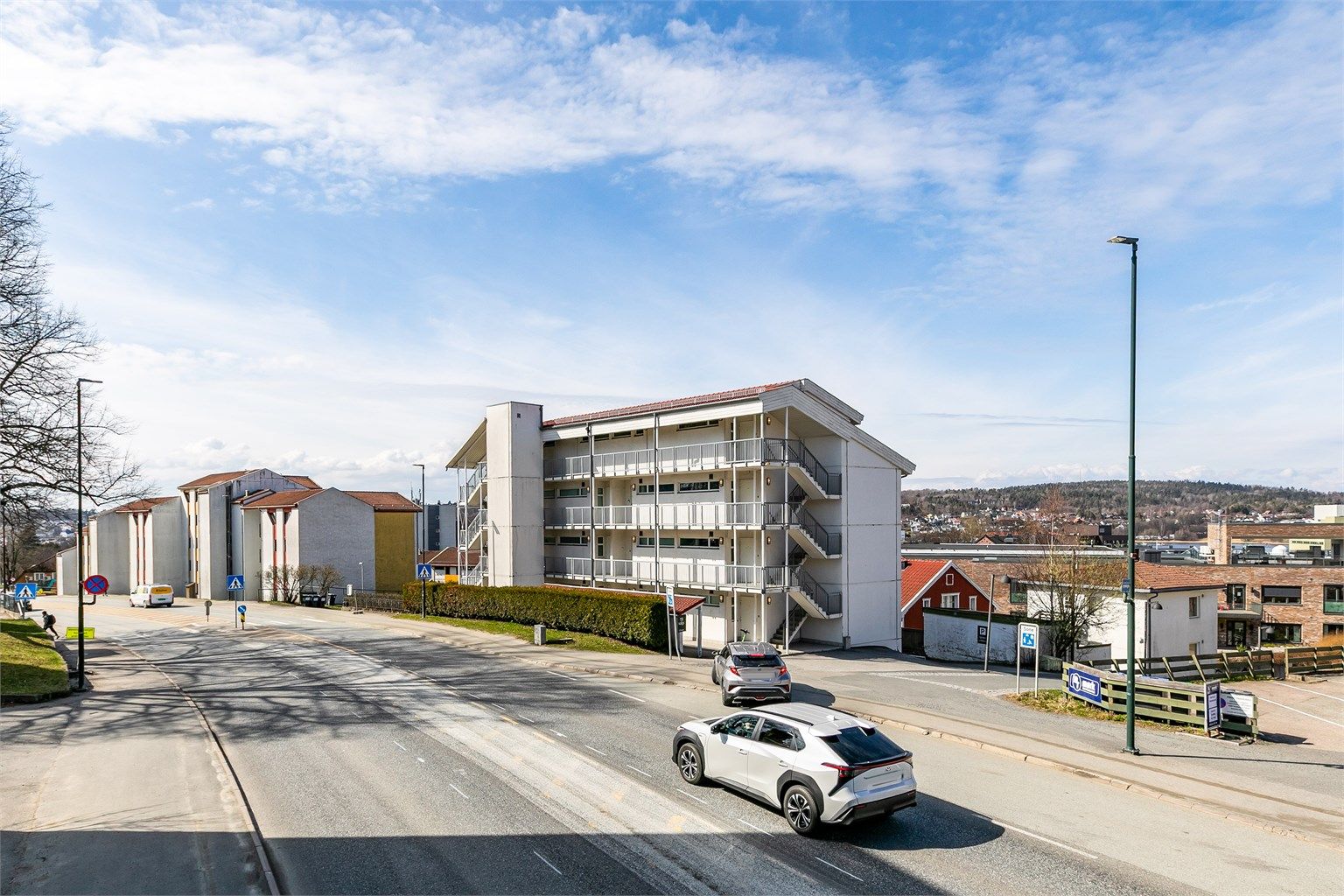 Herføllbakken rett utenfor bygget har et rolig gatetun-miljø og leder i retning gågaten.