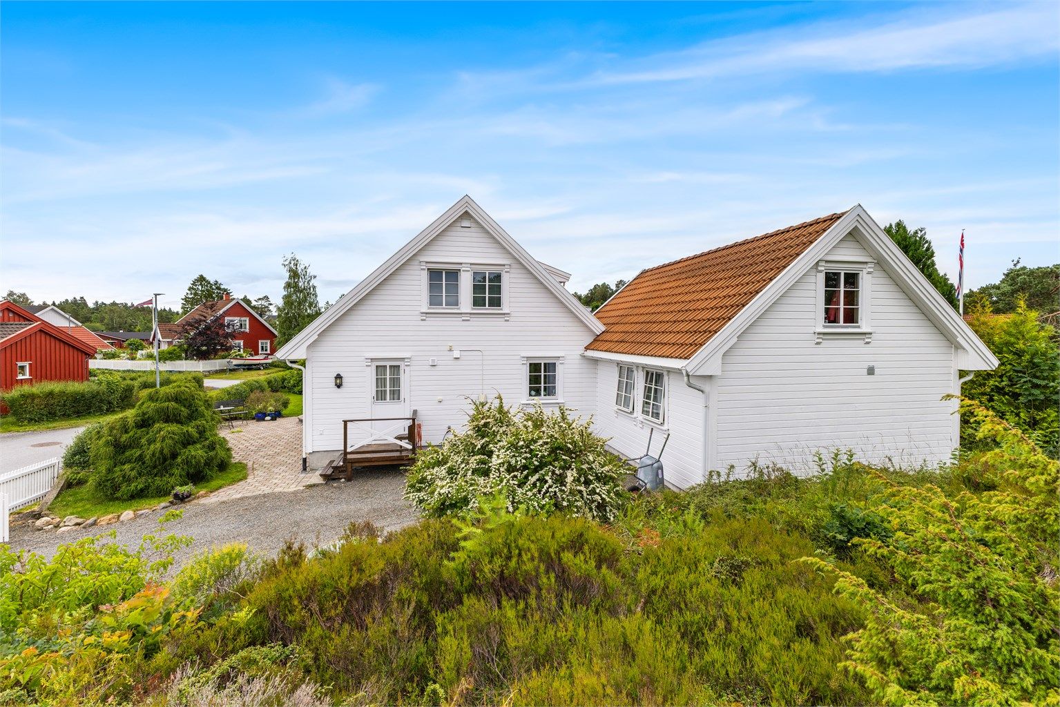 Boligen har en flott plassering på en hjørnetomt i et etablert og rolig nabolag.