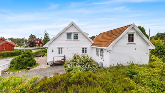 Boligen har en flott plassering på en hjørnetomt i et etablert og rolig nabolag.