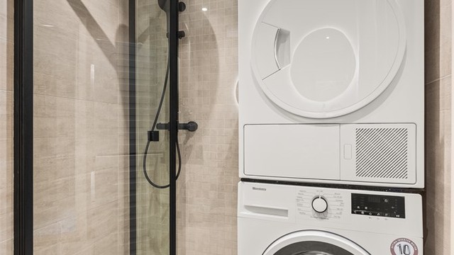 Praktisk dusjhjørne med regnfallsdusj og innfellbare glassdører, samt opplegg for vaskesøyle.