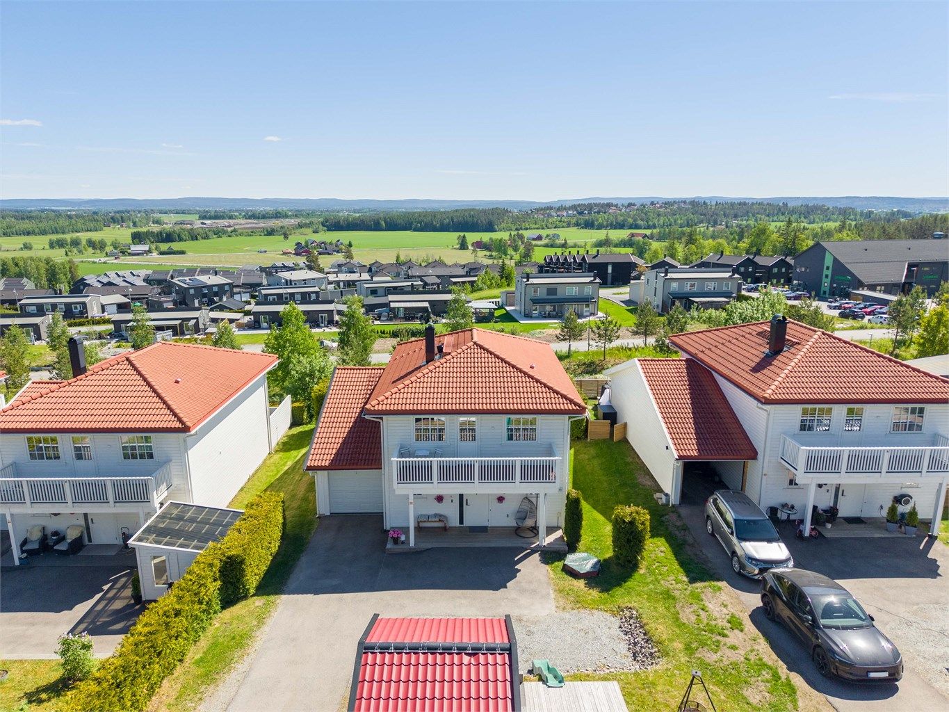 Fra eiendommen er det kort vei til skoler og barnehager, med Neskollen skole kun 1 km unna.