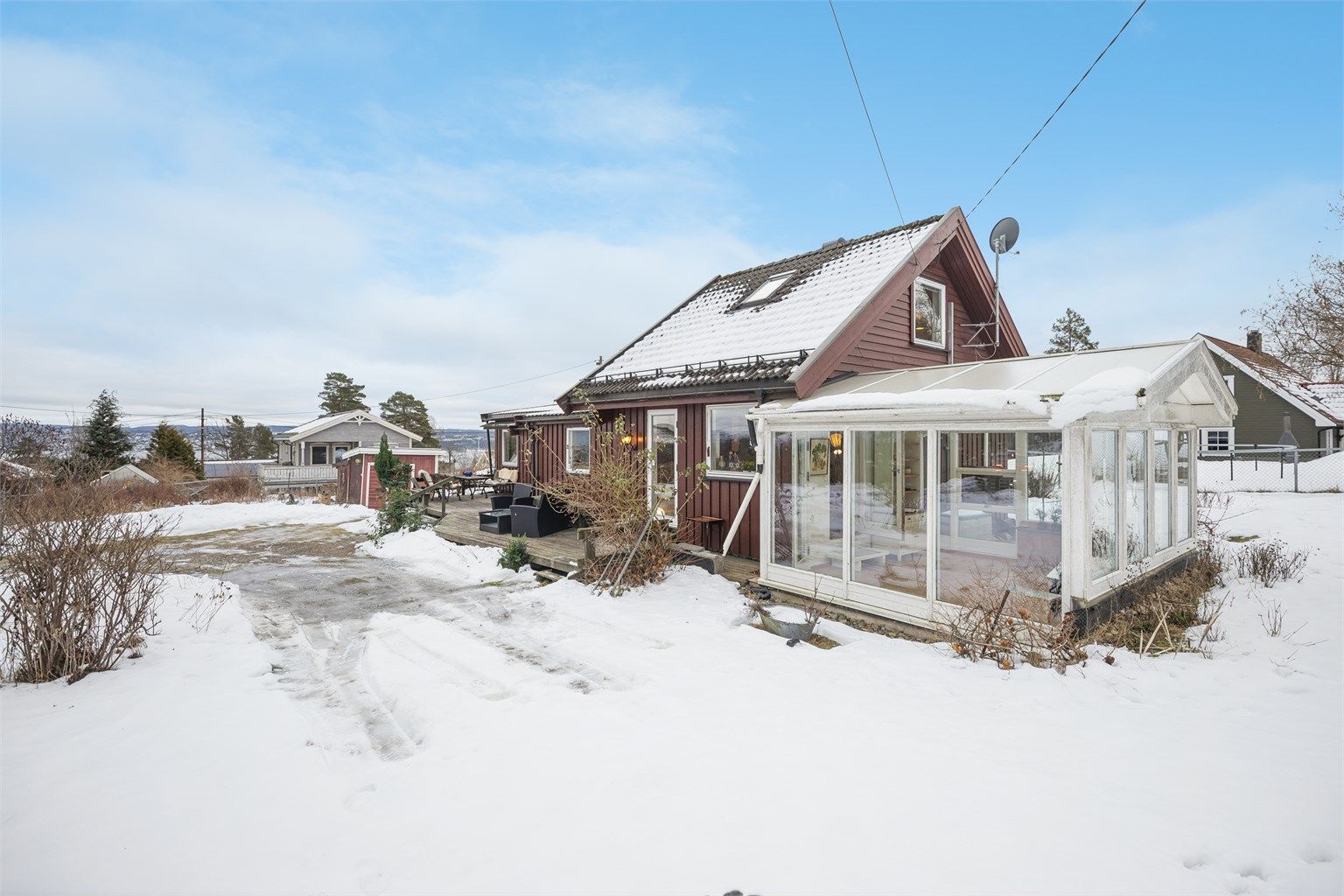 Eiet tomt på 1 878 kvm med gruslagt innkjørsel, biloppstillingsplasser, gressplen, trær, diverse beplantning og svaberg.