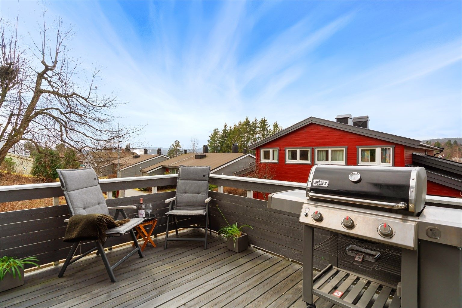 Velkommen til Morkelgrenda 17, og et flott enderekkehus i bilfri gate med med fantastisk naboskap