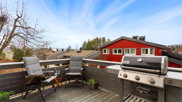 Velkommen til Morkelgrenda 17, og et flott enderekkehus i bilfri gate med med fantastisk naboskap