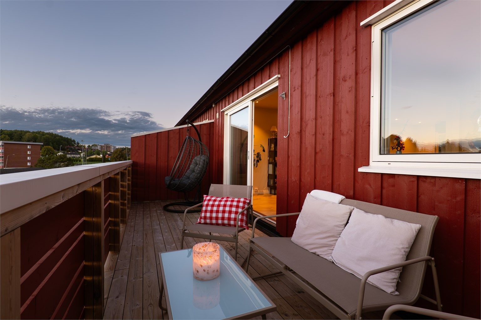 Sommerstid er det sol på altanen fra utpå ettermiddagene til sen kveld.