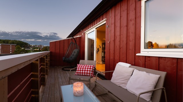 Sommerstid er det sol på altanen fra utpå ettermiddagene til sen kveld.
