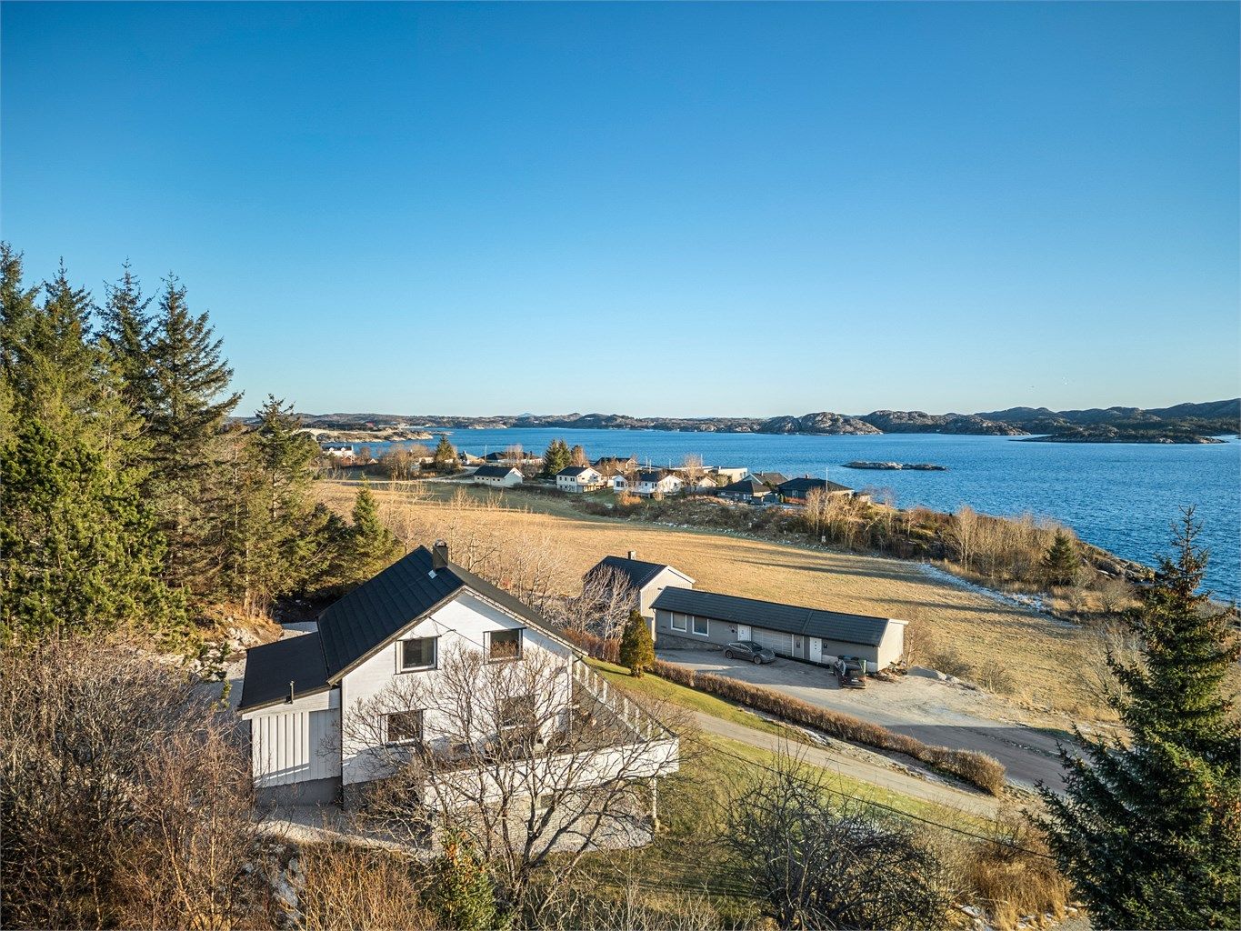 Eiendommen har naturskjønn beliggenhet med kort avstand til sjøen og vakker kystnatur som omkranser huset.  Her bor man med kort vei til skole, barnehage og dagligvare.