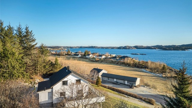 Eiendommen har naturskjønn beliggenhet med kort avstand til sjøen og vakker kystnatur som omkranser huset. Her bor man med kort vei til skole, barnehage og dagligvare.