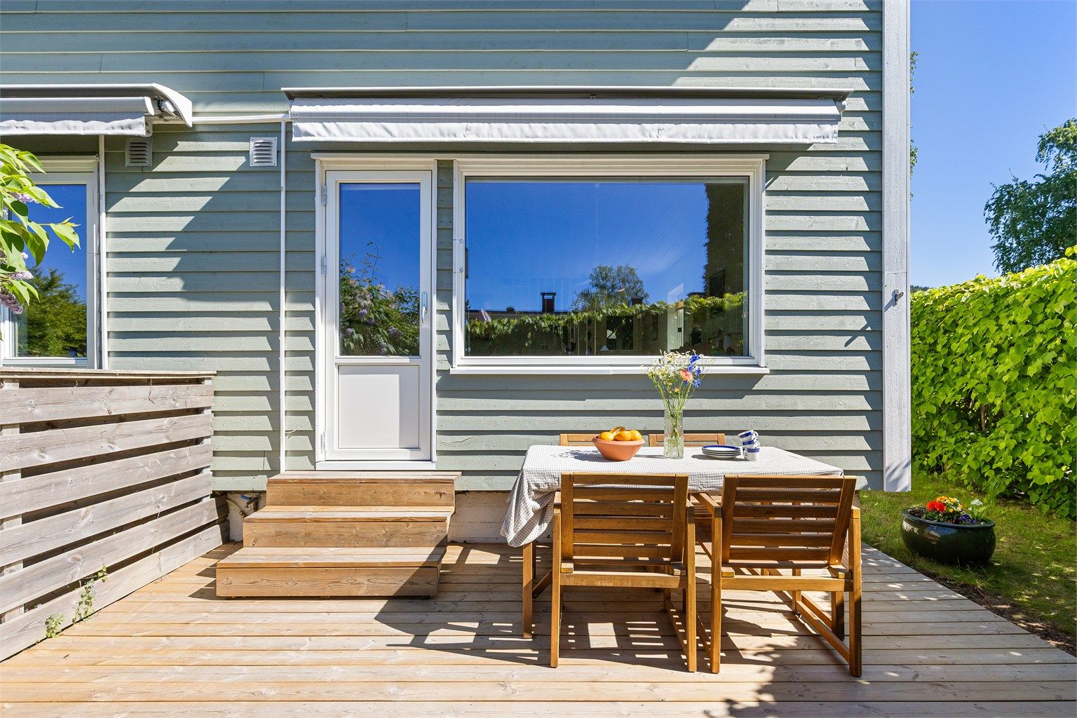 Fra stuen er det utgang til en herlig platting og hage 