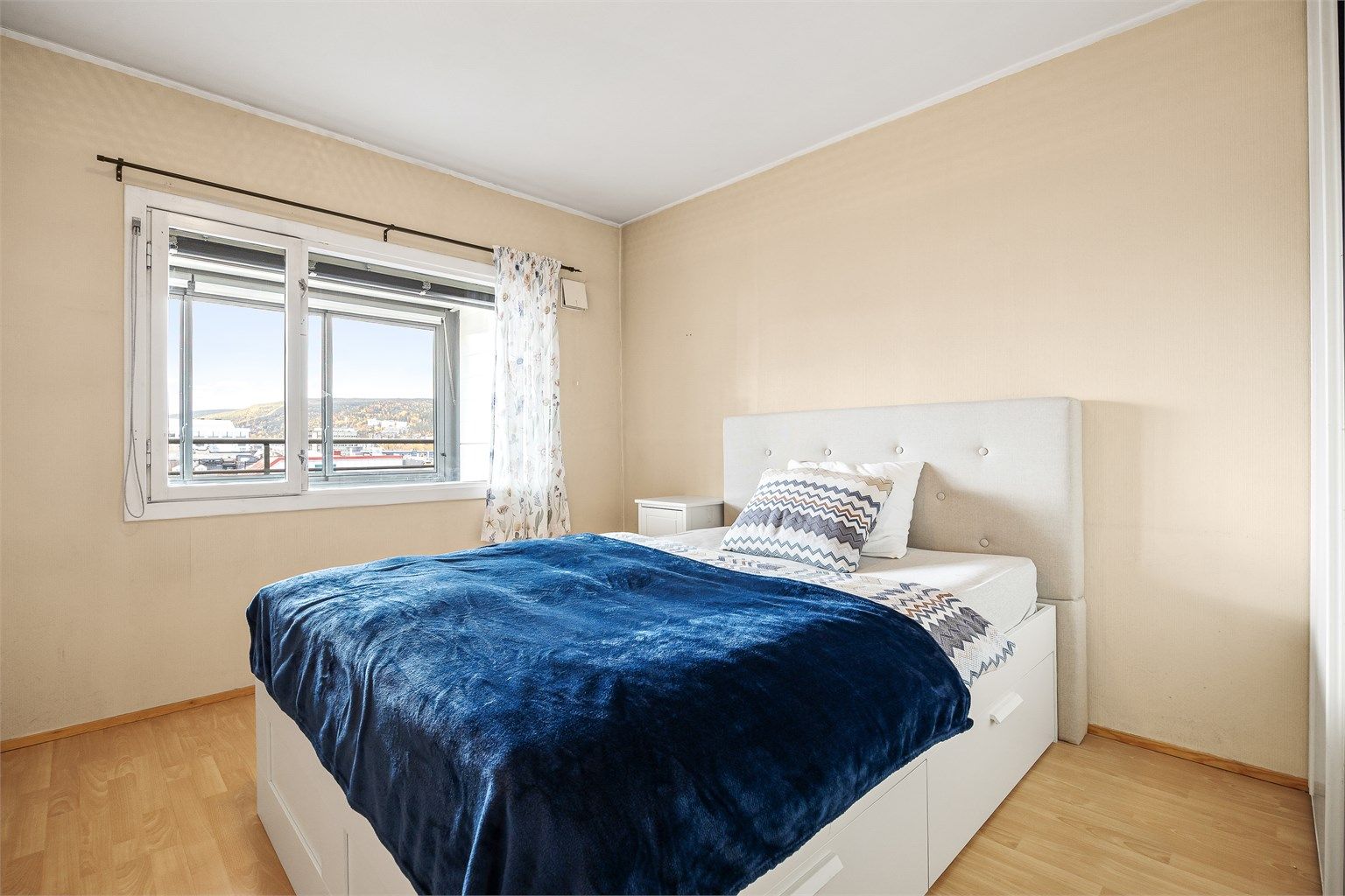 Soverommet har god plass til dobbeltseng og har en innebygget skyvedørsgarderobe i hvit utførelse. 
